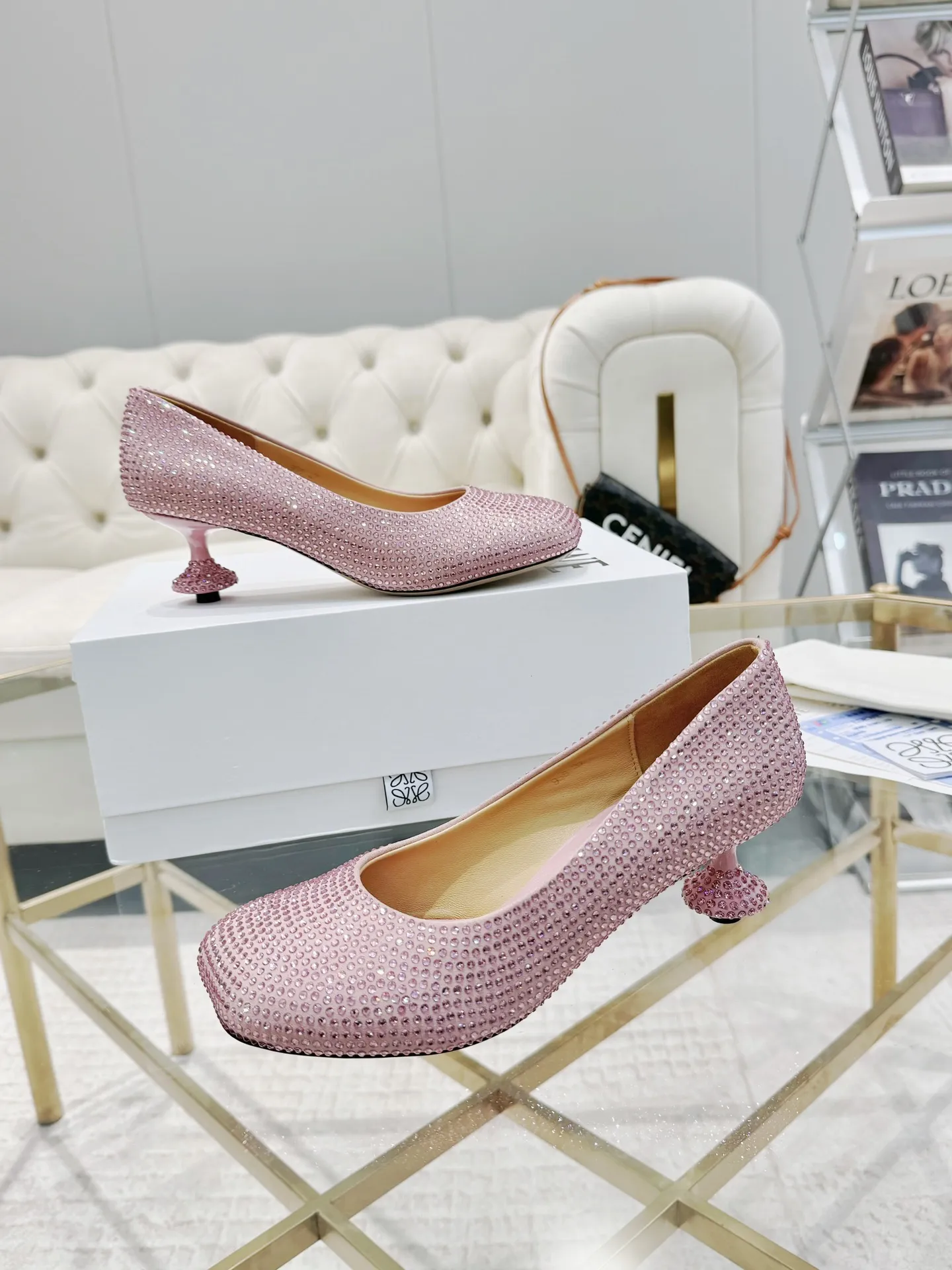 👟👟Ex-factory price 660👟👟 LOEWE‼ ️ New arrival‼ ️Imported genuine leather sole Loewe 2024/aw early spring latest T stage colored diamond series catwalk style 😘😘😘 Upper: imported silk cloth lining: imported water-dyed sheepskin outsole: original molded injection molded leather outsole Heel: original molded 1:1 Heel height: 5.5cm Size: 35-39 (40/41/42/43 custom-made, non-refundable)